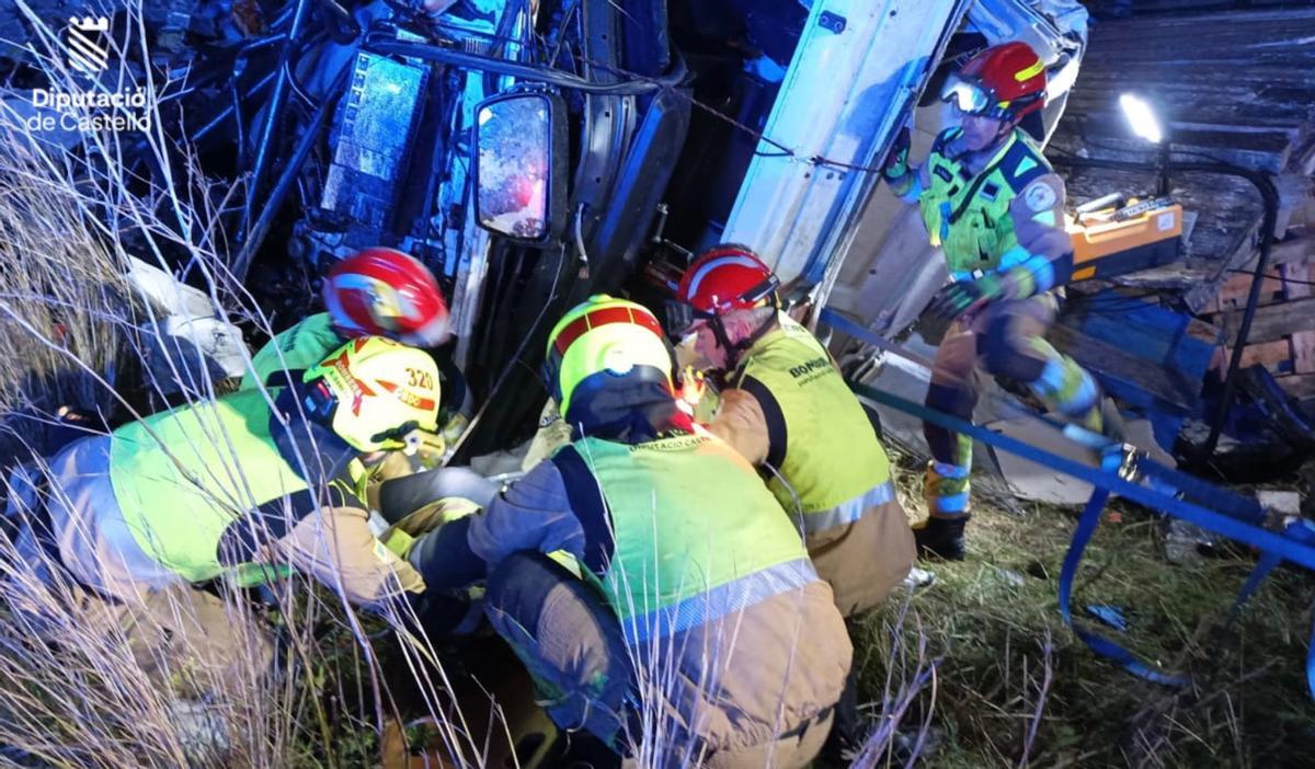 Los bomberos excarcelan al conductor.