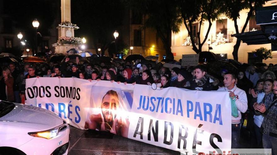 Protesta frente al 609 tras la agresión a Andrés Martínez