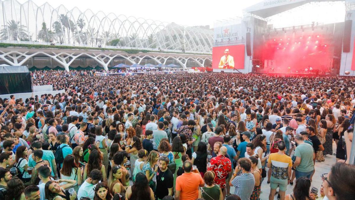 El cantante de Miss Caffeina,  Alberto Jiménez, en el concierto del sábado. | EDUARDO RIPOLL