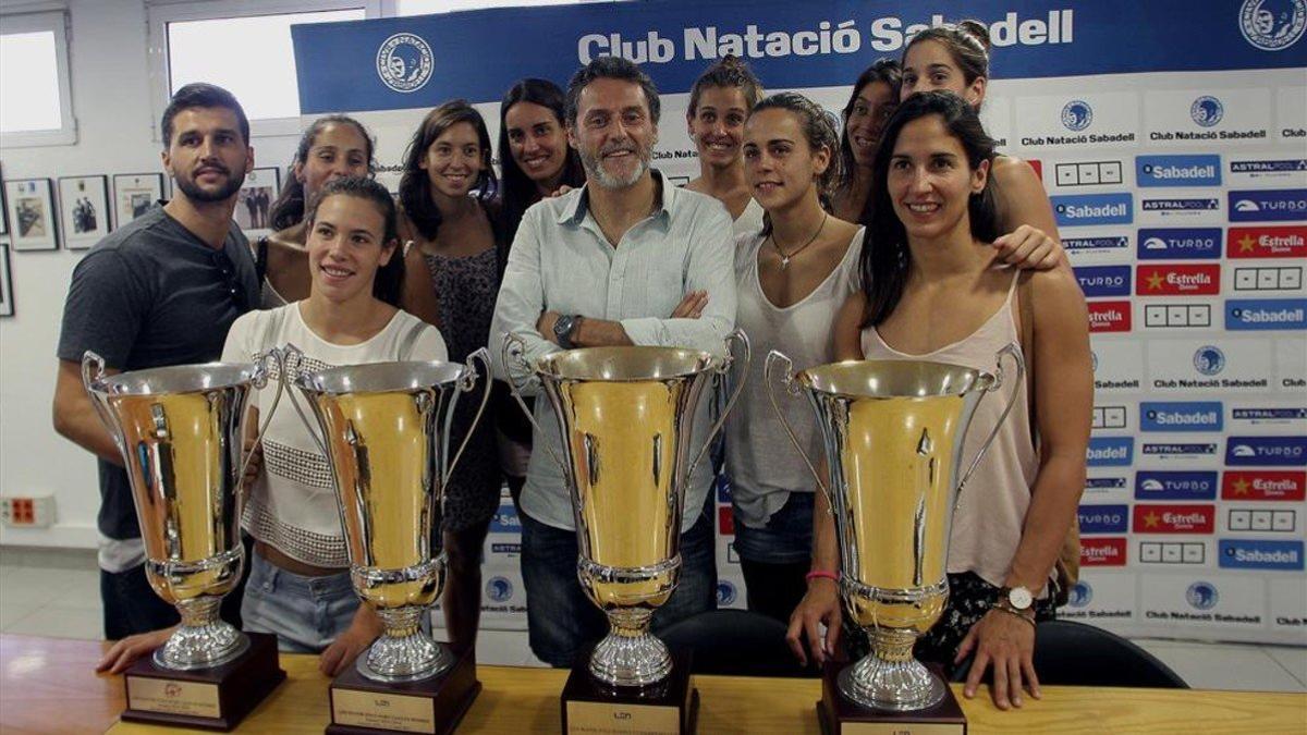 Nani Guiu, con algunas de sus jugadoras en el Sabadell