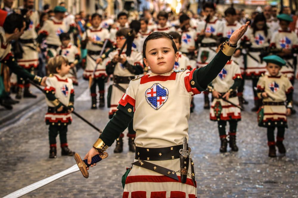 La procesión de la reliquia es uno de los actos que más agradan a los alcoyanos en el día dedicado al patrón San Jorge.