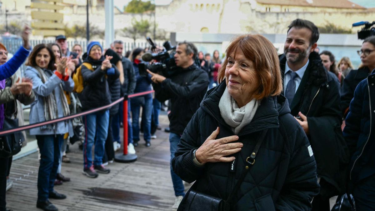 Gisèle Pelicot recibe el apoyo de mujeres concentradas a las puertas del tribunal, este lunes.
