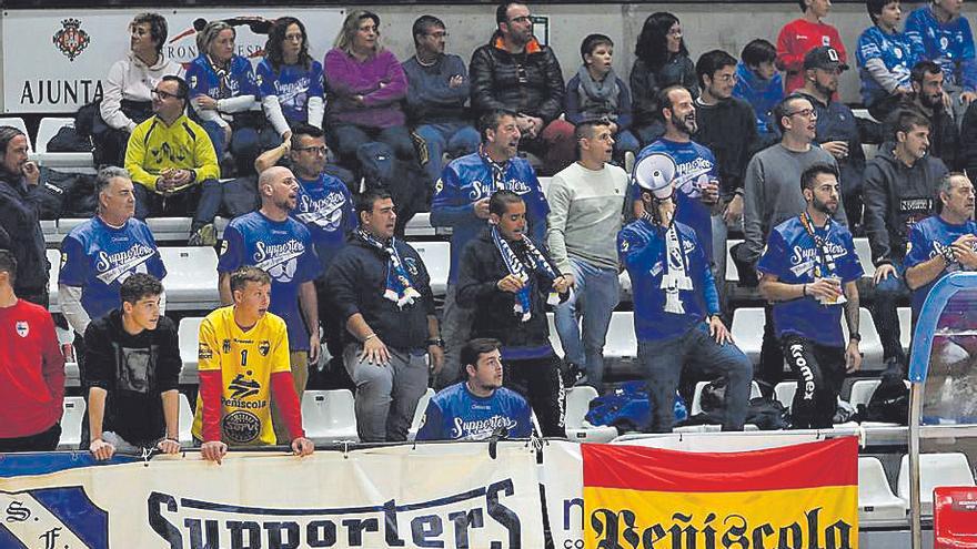 Aficionados del Peñíscola en un encuentro de copa ante el Bisontes en el Ciutat.