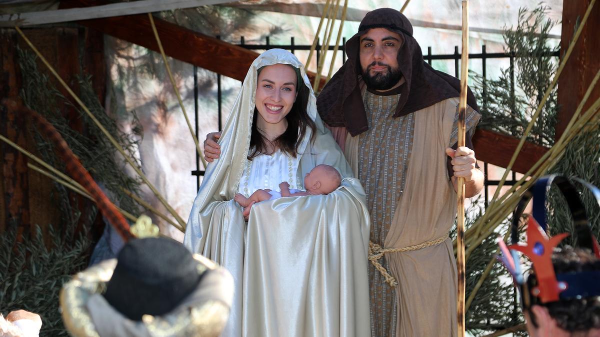 La Virgen María, con el Niño Jesús en sus brazos y junto a San José.