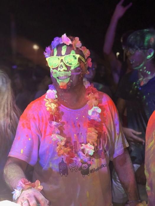 Un millar de personas disfrutan de los ''polvos holi'' en San Pedro