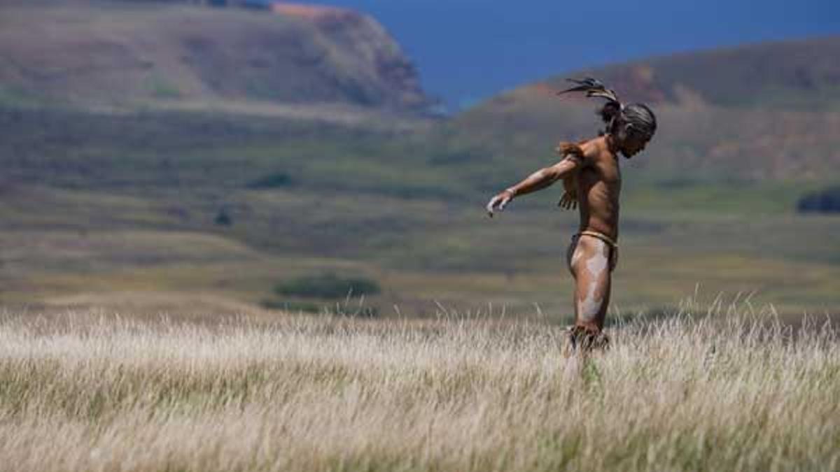 Habitante de Rapa Nui en la postura del &quot;pájaro humano&quot; durante el Festival Tapati.