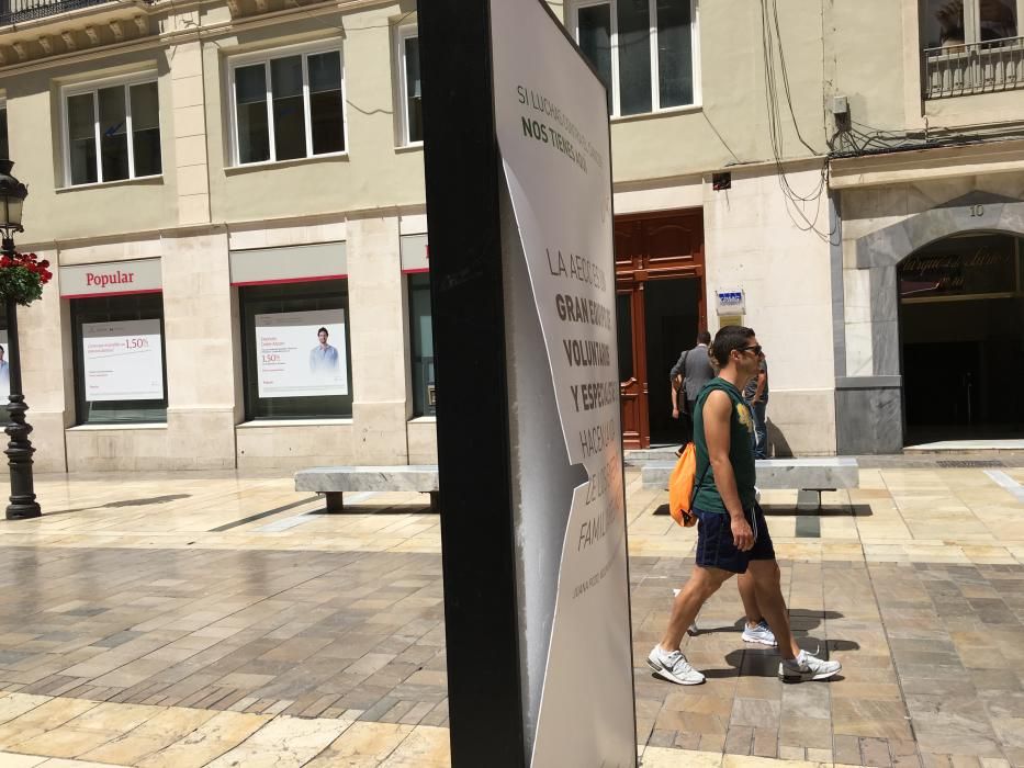 Daños en la exposición de la AECC en la calle Larios.