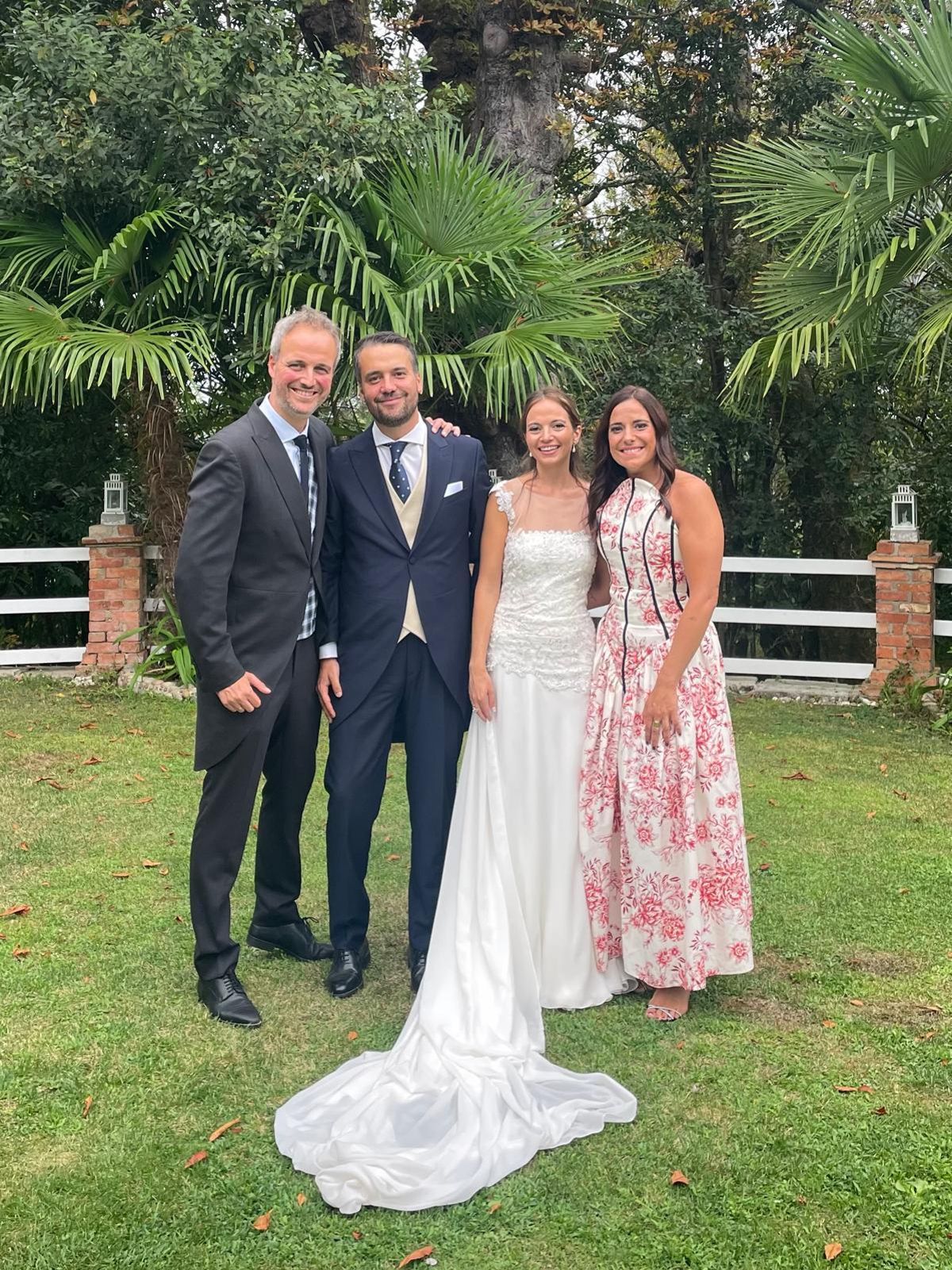 Los recién casados, Marina y Álvaro, junto al hermano de este, Miguel López Serrano, y su mujer, Noelia Hermida, periodista de "Elle".