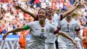 Megan Rapinoe  celebra el gol de penalti con el que abrió el marcador en la final.