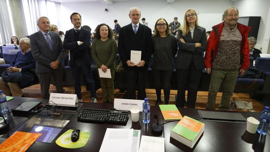 Pela izquierda, Rodolfo Gutiérrez, codireutor de la Cátedra Retos d'Innovación; Ignacio Conde-Ruiz, Begoña Cueto, profesora de la Facultá d'Economía; Antón Costas, Carmen Benavides, Ana Jorge, direutora de Tresformación de GAM; y Holm-Detlev Köhler, catedráticu de Socioloxía. | LUISMA MURIAS