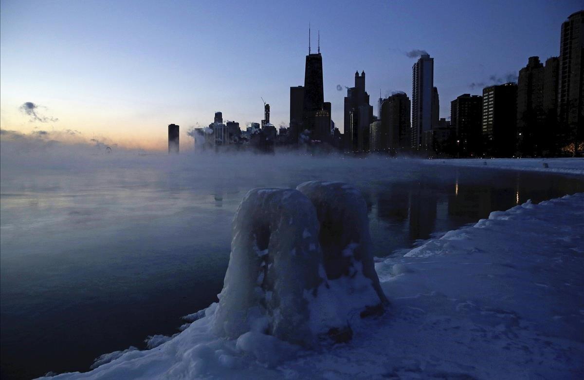 El hielo se forma a lo largo de la costa del lago Michigan, en Chicago. Una helada ártica mortal envolvió el Medio Oeste con temperaturas récord el miércoles, lo que provocó el cierre generalizado de escuelas y negocios.