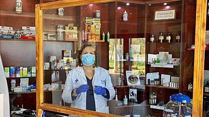 La farmacéutica de Coirós, tras su mampara improvisada: &quot;Intento que estén &#039;tranquiliños&#039; dentro de lo posible&quot;. Con la ayuda de su marido, Elena Tañá ha improvisado una mampara con una antigua ventana y unos listones. Desde ahí atiende a vecinos, especialmente mayores, que llegaban los primeros días &quot;asustados&quot; y que, poco a poco, se resignan al confinamiento. &quot;Somos los primeros en estar en contacto con ellos e intento es que estén tranquiliños dentro de lo posible&quot;, explica.