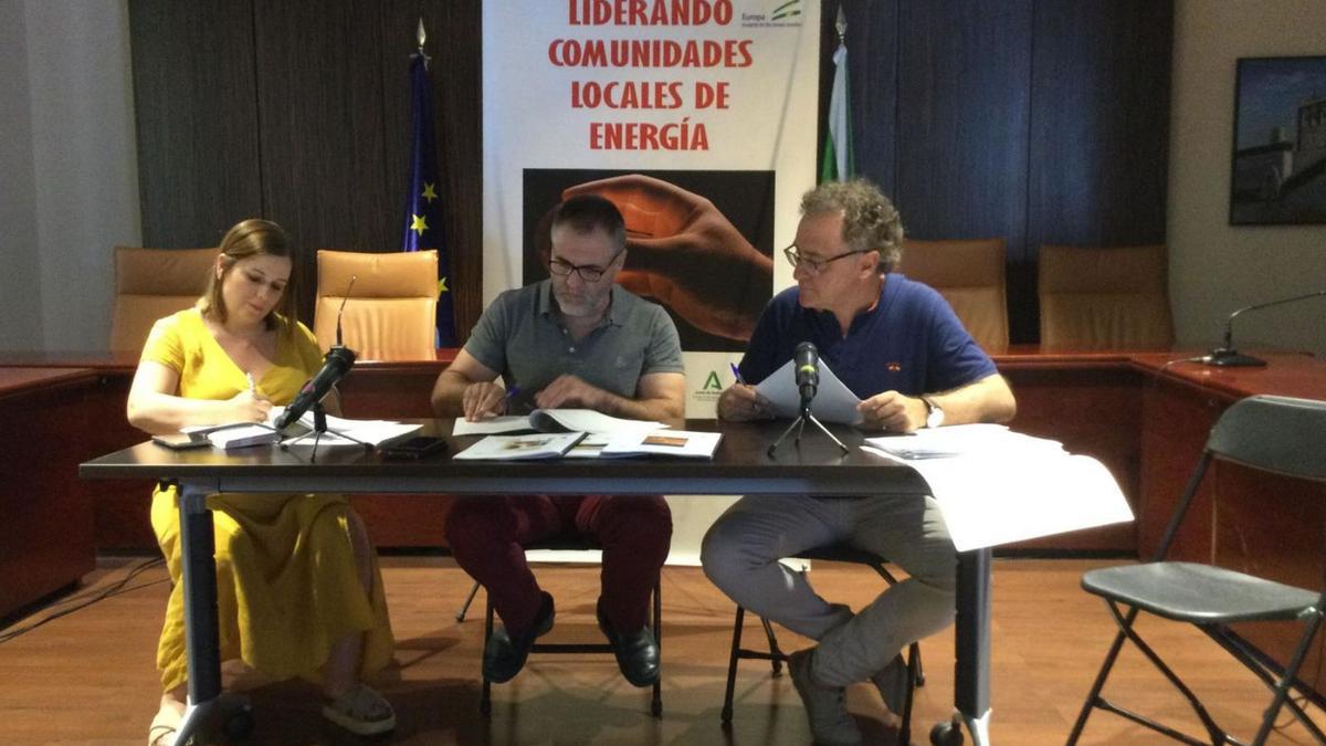 María Dolores Pérez, Vicente Tapia y Ramón Martín firman el convenio.