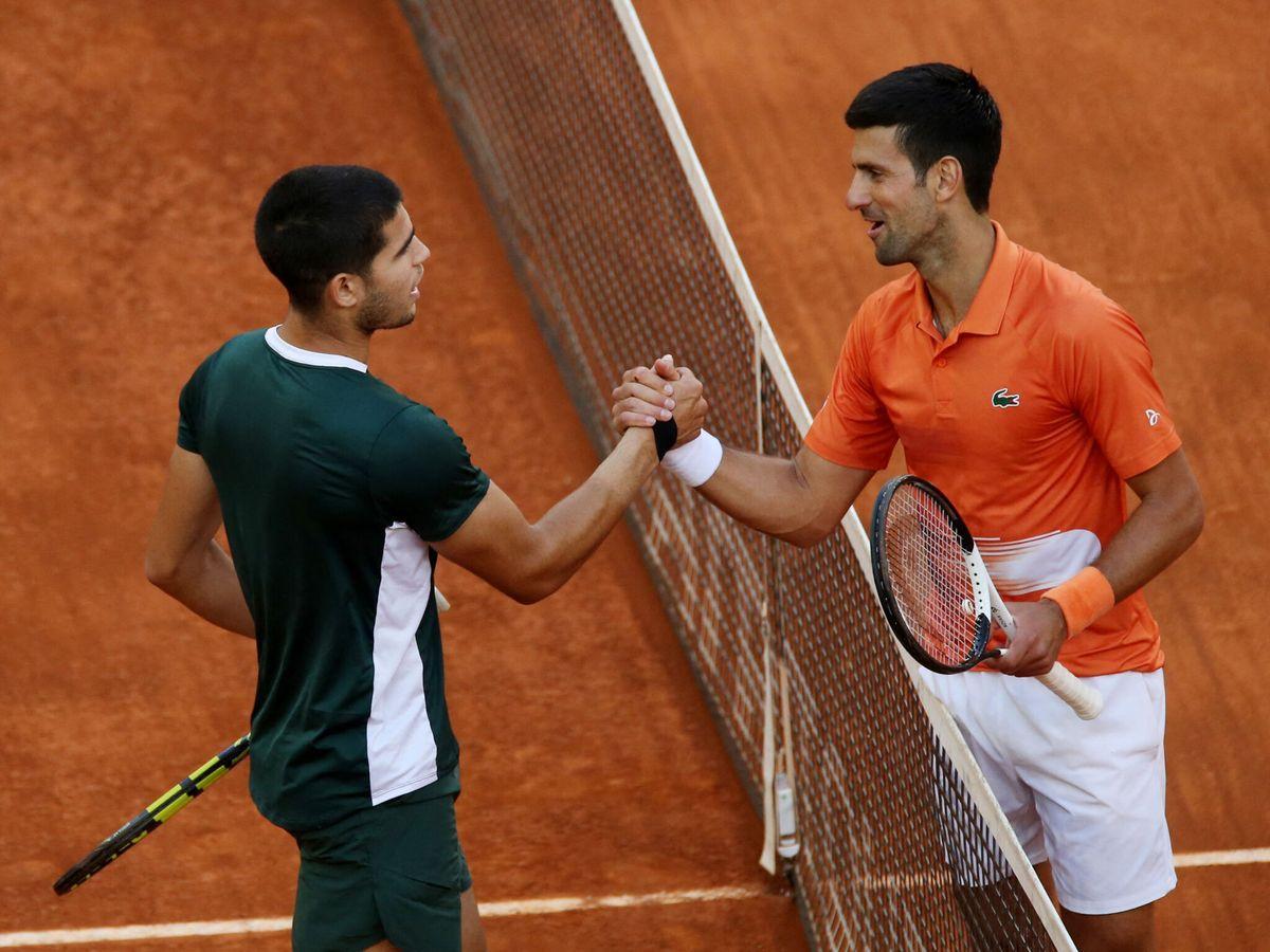 Alcaraz saluda a Djokovic en su único enfrentamiento directo hasta la fecha, en Madrid 2022.