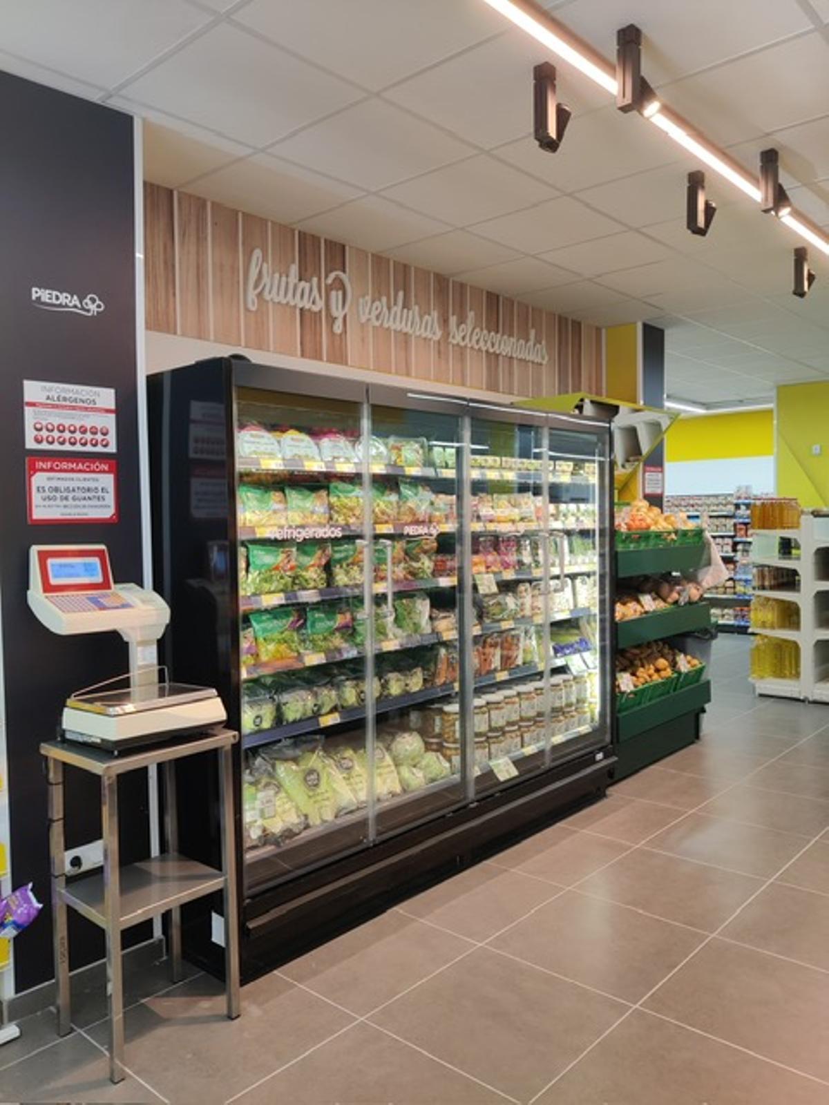 Interior del supermercado de Piedra en Encinarejo.