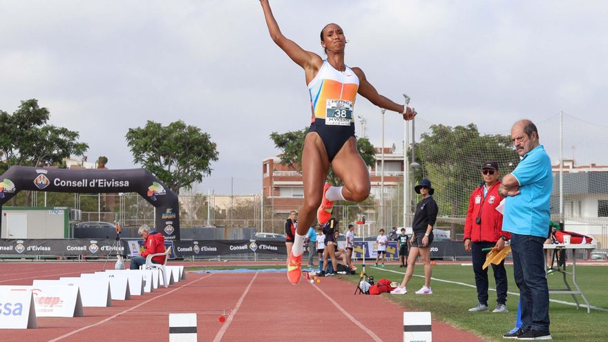 María Vicente da el salto en el meeting Toni Bonet de atletismo