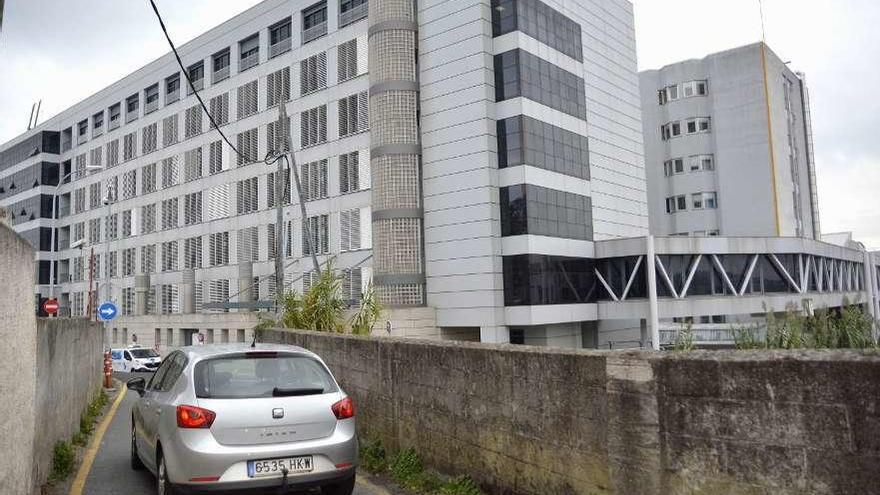 Calle Castaño de Eirís, estrecha vía por la que se accede al hospital desde la carretera de Eirís.