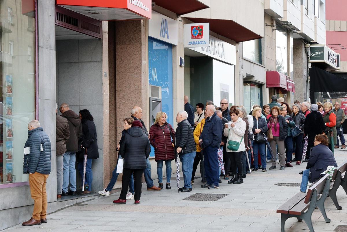 Foto de archivo de pensionistas en una agencia de viajes de Vigo un día de venta del Imserso.