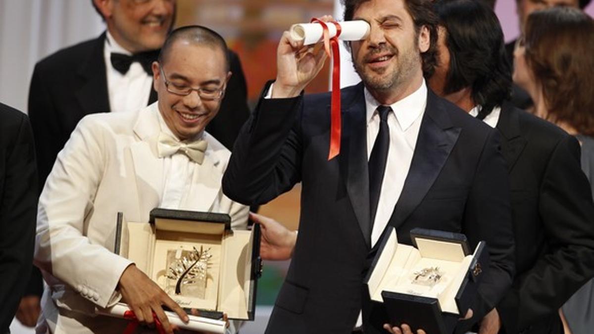 Javier Bardem bromea con el premio al lado del tailandés Apichatpong, ganador de la Palma de Oro.