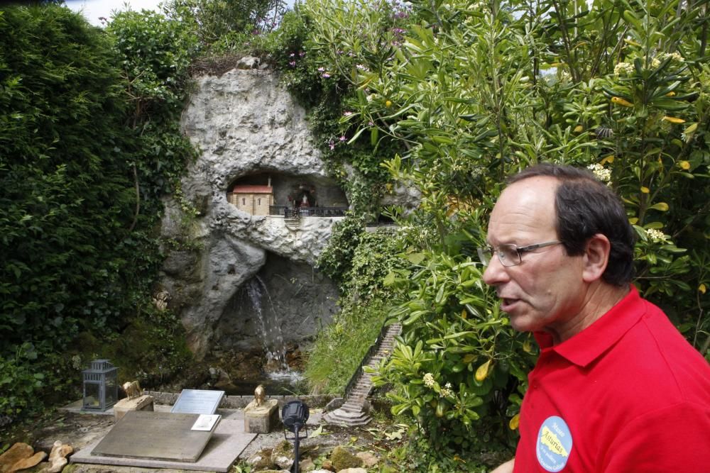 Los monumentos que Graciano Gallinar esconde en su jardín