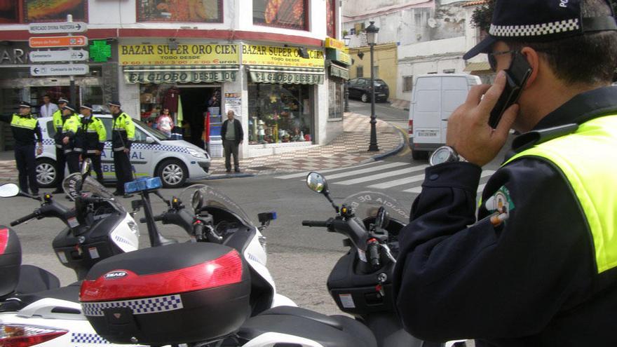 Agentes de la Policía Local en las calles de Marbella.