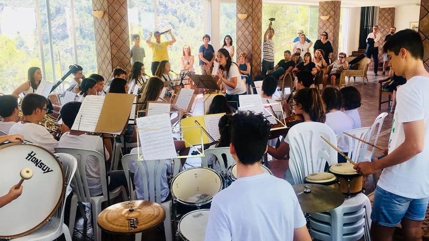 Las bandas de música actuarán en los centros escolares y en las &quot;escoletes&quot;.