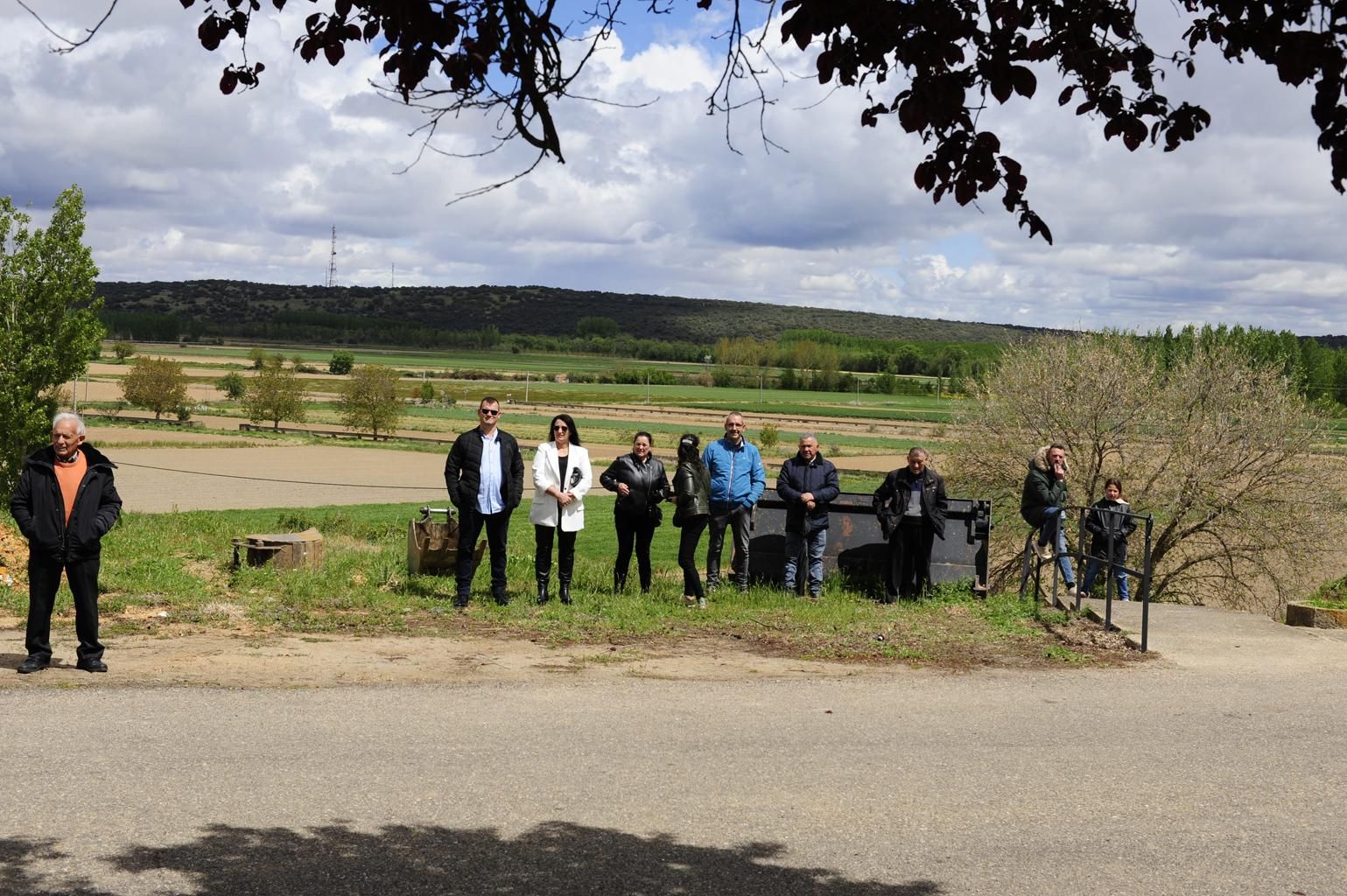 Izado de bandera en Burganes de Valverde