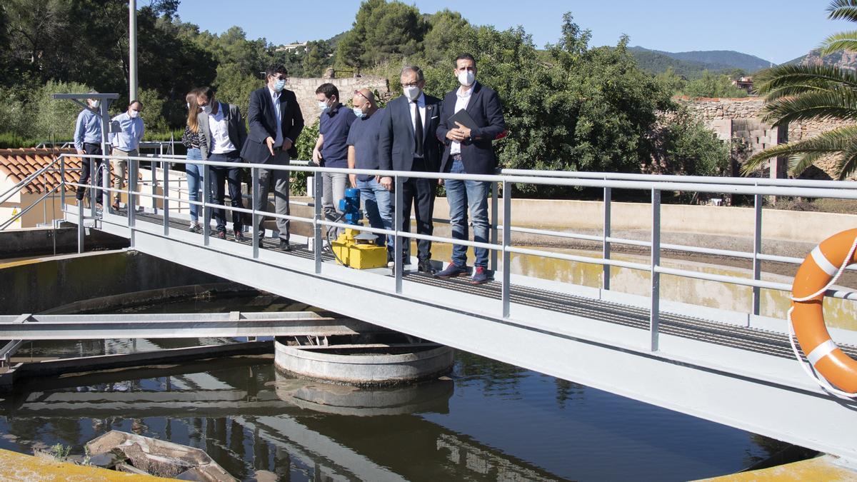 Representants de l’Epsar i la Diputació de Castelló visiten la depuradora de Tales en una imatge d’arxiu.