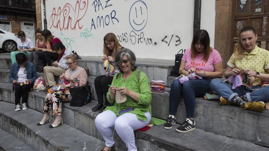 Las crocheteras invaden Oviedo con sus &quot;grafitis en modo lanero&quot;