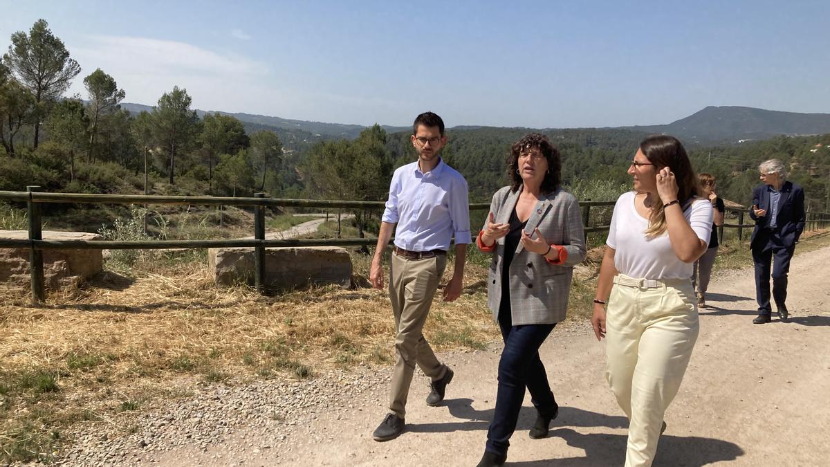 La consellera Jordà, al mig, amb el president comarcal del Bages, Eloi Hernàndez, en la visita d&#039;aquest dijous a la finca Urpina