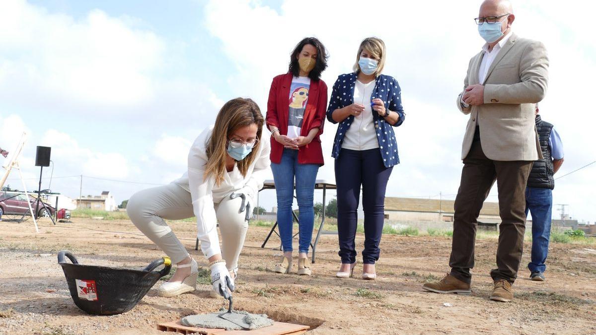 Ana Belén Castejón ayuda a instalar las primeras piedras de las obras.