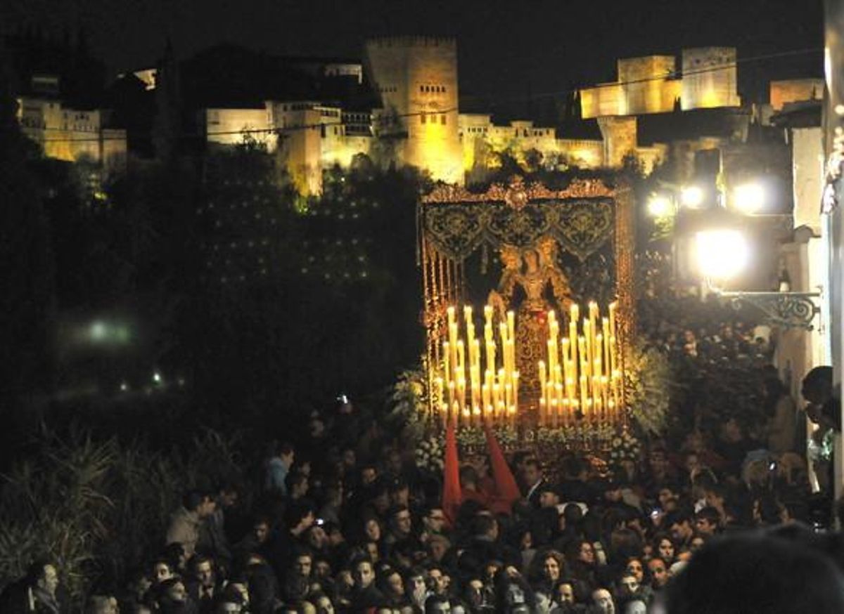 La confraria del Santíssim Crist del Consol i Maria Santísima del Sacromonte, durant el recorregut pels carrers de Granada.