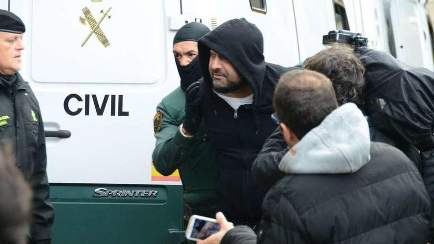 Juan Paulo Giménez, en la entrada al Juzgado de Cangas, tras ser detenido en el mes de abril del pasado año. // Gonzalo Núñez