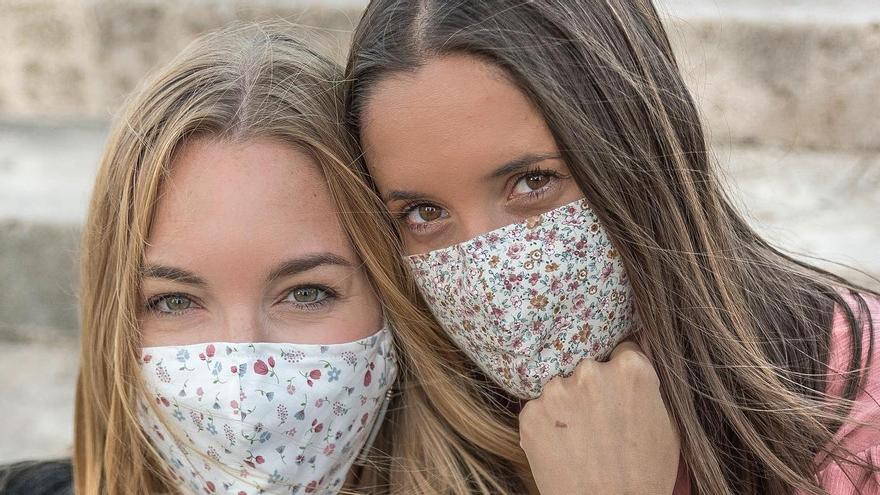 Paula Santarrufina y María Cavero, con sus creaciones