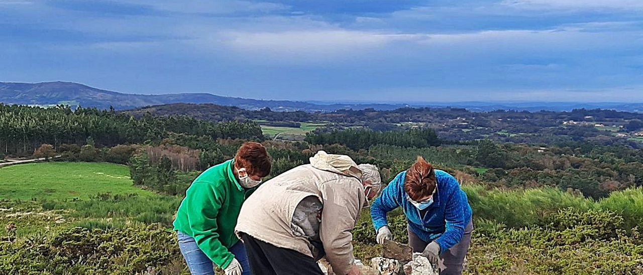 Tarefas de construción do santo feito con croios no alto do Monte da Pedra.