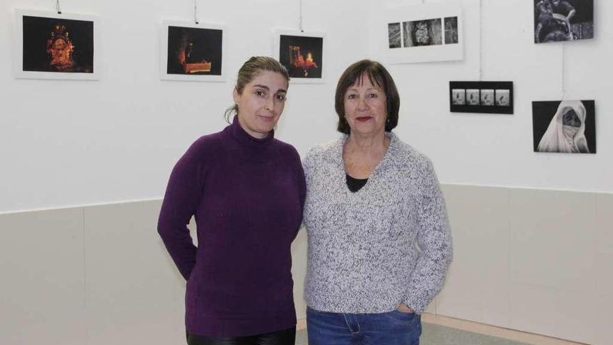 Olga Sotelo (dcha.), con la trabajadora social María Martínez, ayer, en la exposición de Adicam. // FdV