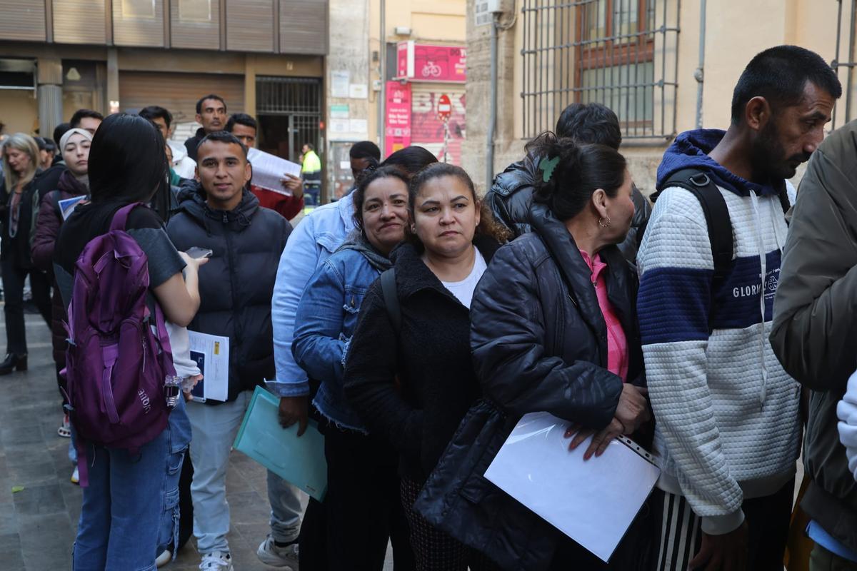 La regularizacion extraordinaria de migrantes colapsa los servicios sociales municipales de València