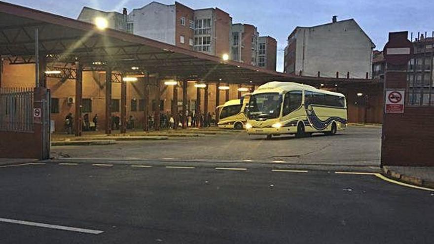 Un autobús saliendo el domingo de la estación benaventana. A. G.