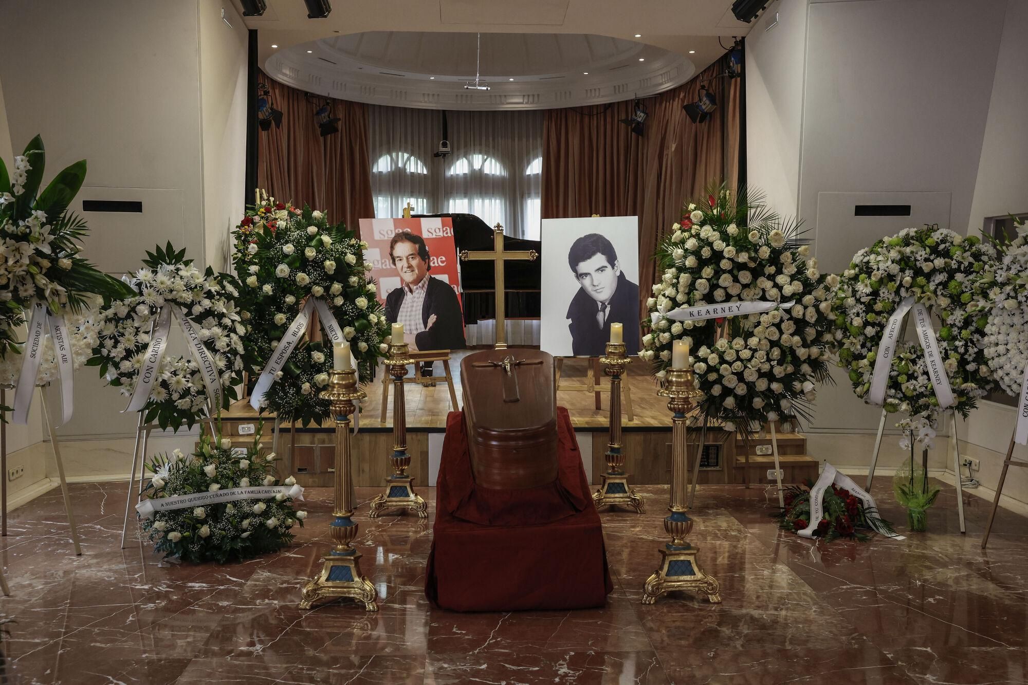 MADRID, 27/08/2025.- Féretro del cantante Manuel de la Cava, miembro del Dúo Dinámico, en la sede principal de la SGAE en Madrid, este miércoles, donde se celebra su capilla ardiente. El velatorio abrió sus puertas a las 11 de la mañana y podrá visitarse hasta las 20 horas para dar el último adiós al coautor de himnos como 'Resistiré' o 'Quince años tiene mi amor', diagnosticado desde hace tres años de una fibrosis pulmonar y que murió ayer a los 88 años en el Hospital Anderson de Madrid. EFE/ Chema Moya