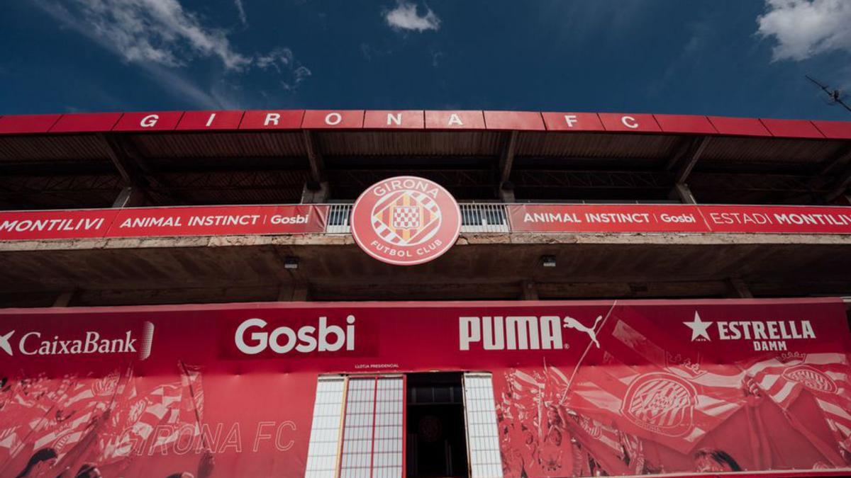 El nou escut presideix
l’accés principal.  GIRONA FC