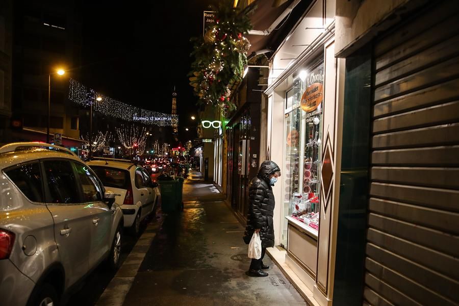 Francia aplica un toque de queda desde las 22 hasta las 6 horas.