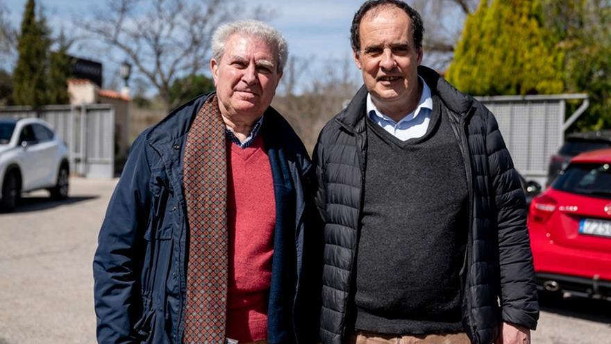 El exministro de Cultura de España, César Antonio Molina (I), y el hijo del socialista Fernando Múgica, a su encuentro de socialistas veteranos. / E.P.