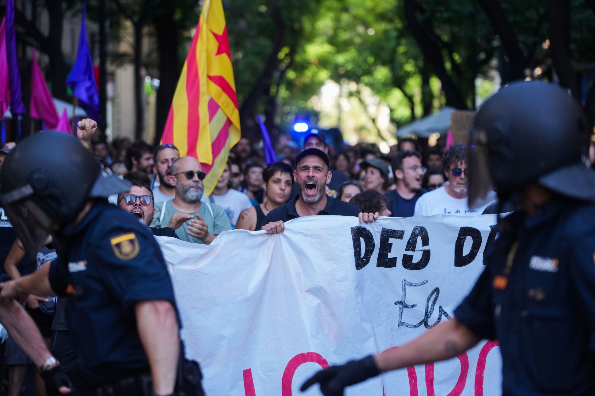 Decenas de personas durante una manifestación para pedir la dimisión de Mazón, a 29 de mayo de 2025, en Valencia, Comunidad Valenciana (España). Esta manifestación que ha salido desde la plaza del ayuntamiento, ha sido convocada por la plataforma ciudadana "Mazón Dimissió". El motivo principal es exigir la dimisión del president de la Generalitat, Carlos Mazón, por su gestión de la DANA del 29 de octubre de 2024, que dejó más de 200 víctimas mortales y miles de afectados. La protesta también reclama justicia, reparación y dignidad para las víctimas, y denuncia la falta de responsabilidad política y la mala gestión del Consell tras la catástrofe. Además, la movilización trata de servir también como homenaje a las personas fallecidas y busca visibilizar la situación de riesgo sufrida por la población trabajadora. La convocatoria cuenta con el apoyo de sindicatos, organizaciones sociales y asociaciones de afectados, y se enmarca como el colofón de una jornada intensiva de huelga en la capital valenciana. 29 MAYO 2025;MANIFESTACIÓN;DANA;DIMISIÓN;MAZÓN;GESTIÓN;PROTESTA;HUELGA;HUELGA GENERAL; Jorge Gil / Europa Press 29/05/2025. Jorge Gil;