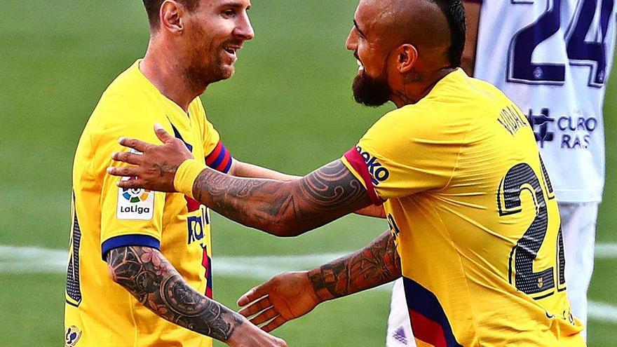 Arturo Vidal s&#039;abraça amb Messi i celebra el seu vuitè gol a la lliga