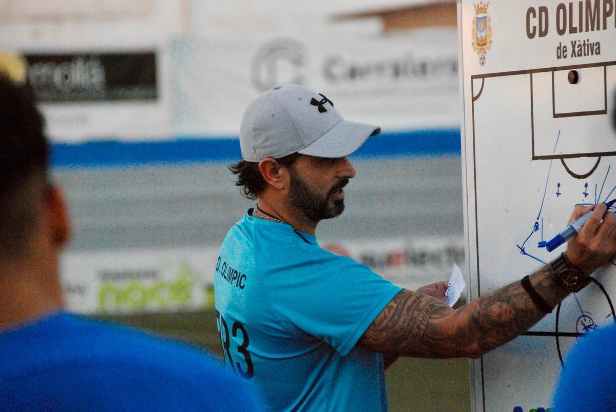El entrenador del Olímpic, José Manuel Rueda, en un entrenamiento.