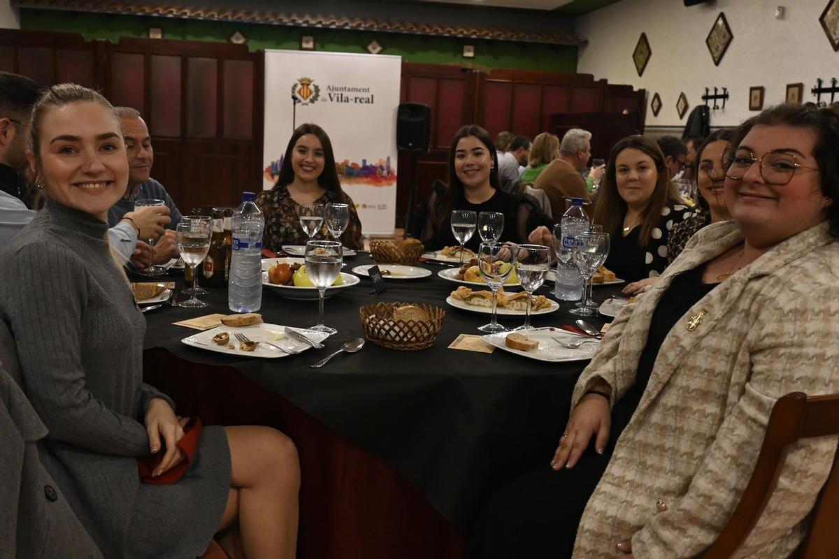 La reina de les festes del 2022, Maria Carmona,i es seus dames van gaudir del sopar medieval.