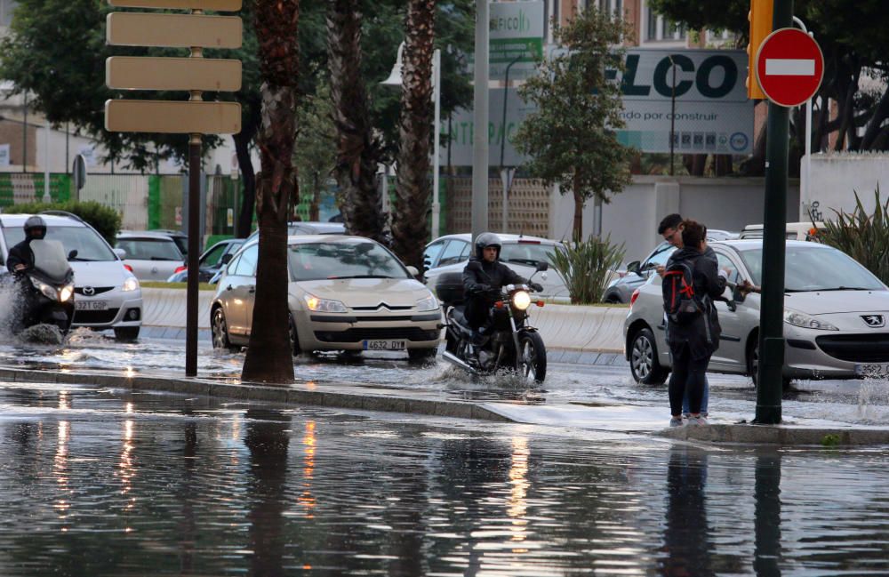 El paseo marítimo de Huelin y la calle Pacífico amanecían inundadas por el agua y provocando retenciones de tráfico.