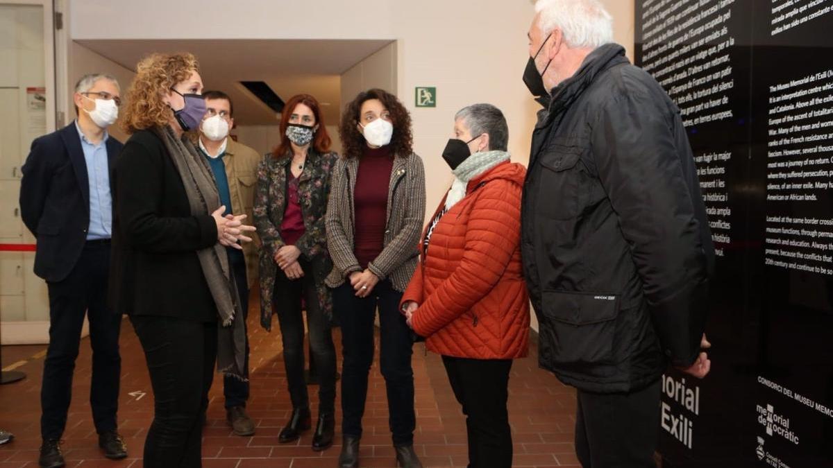 Un moment del lliurament del rellotge a la família.