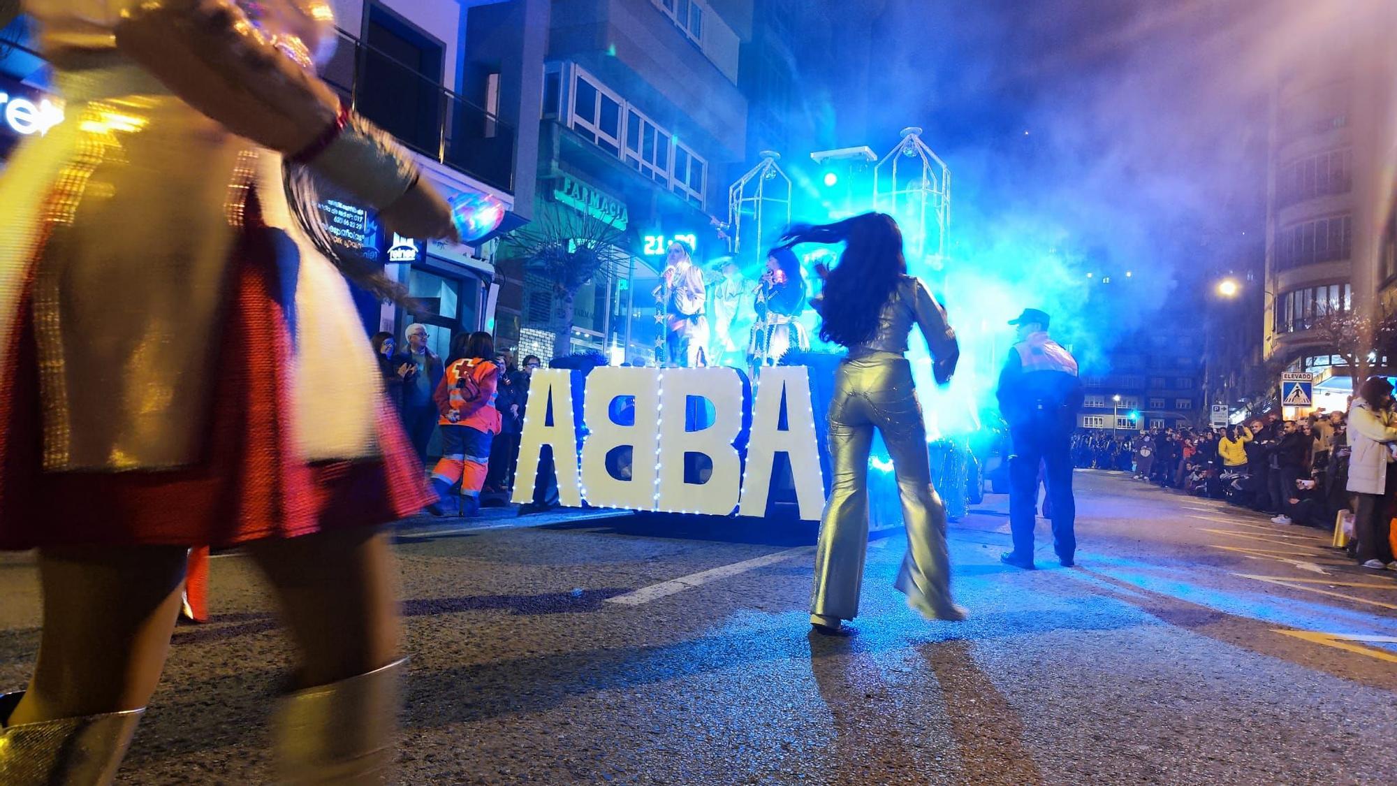 Así es el Antroxu de Mieres, con la truchona, Abba y hasta Depredador por las calles