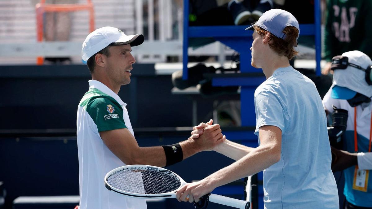 Roberto Bautista y Jannik Sinner se dan la mano tras un encuentro de la última temporada tenística.